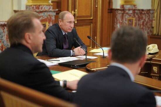 Vladimir Putin chairs government meeting