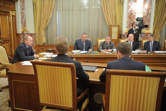 Vladimir Putin chairs government meeting