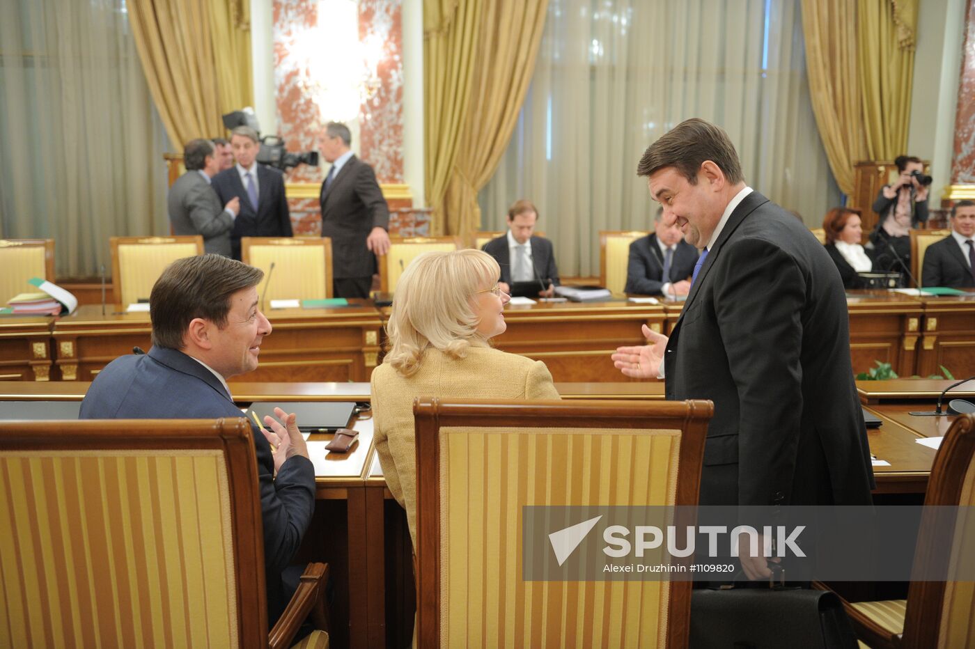 Vladimir Putin chairs government meeting