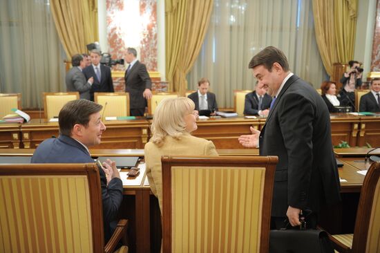 Vladimir Putin chairs government meeting