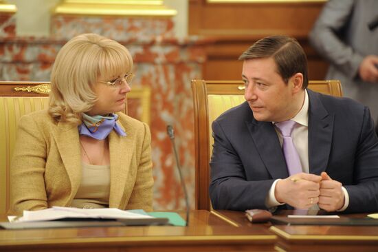 Vladimir Putin chairs government meeting