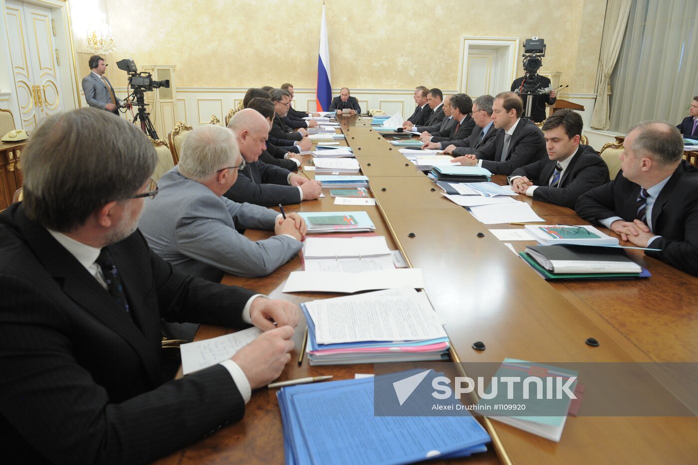 Vladimir Putin chairs government meeting
