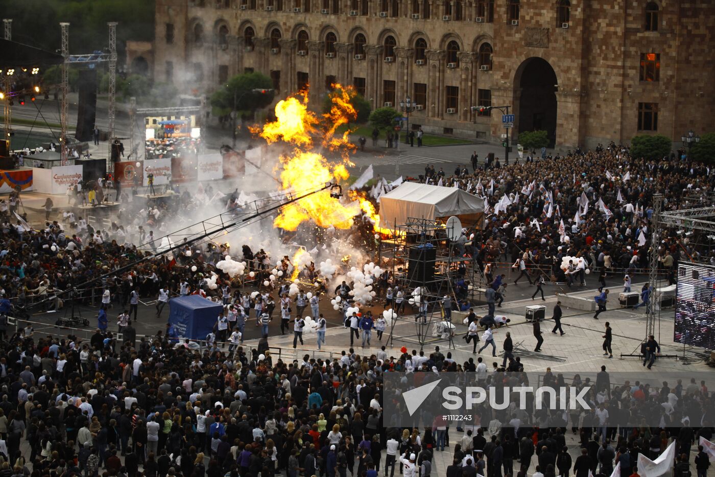 Explosion of gas-filled balloons at a rally in Yerevan