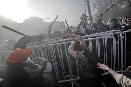Police detain March of Millions participants in Moscow