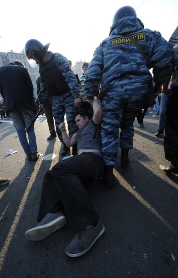 Police detain March of Millions rally participants in Moscow