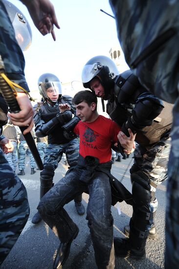 Police detain March of Millions rally participants in Moscow