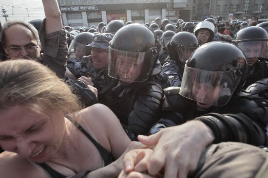 Police detain March of Millions rally participants in Moscow
