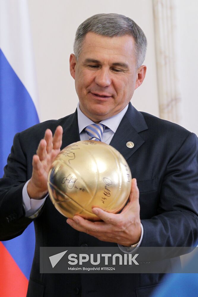 Players of VC Dinamo-Kazan received by Rustam Minnikhanov