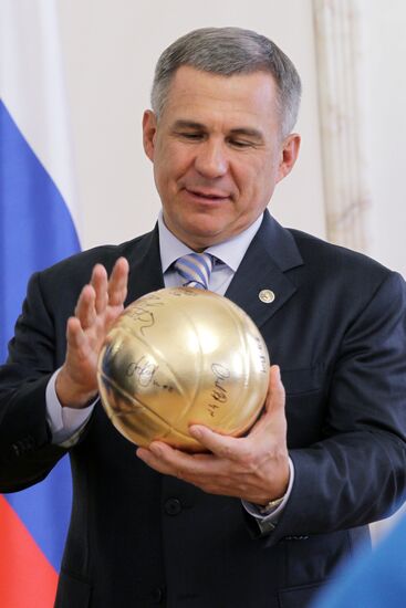 Players of VC Dinamo-Kazan received by Rustam Minnikhanov