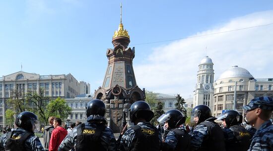 Police detain opposition rally participants on Kitay-gorod