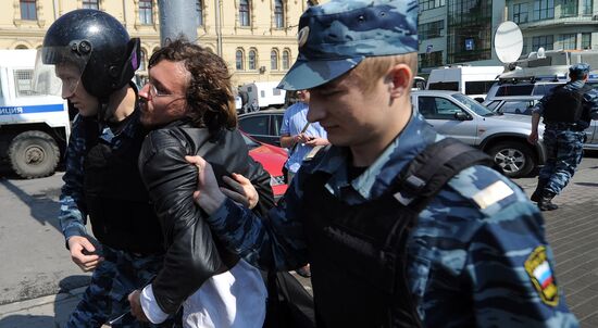 Police detain opposition rally participants on Kitay-gorod
