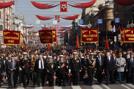 War veterans march along Nevsky Avenue