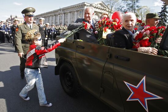 War veterans march along Nevsky Avenue