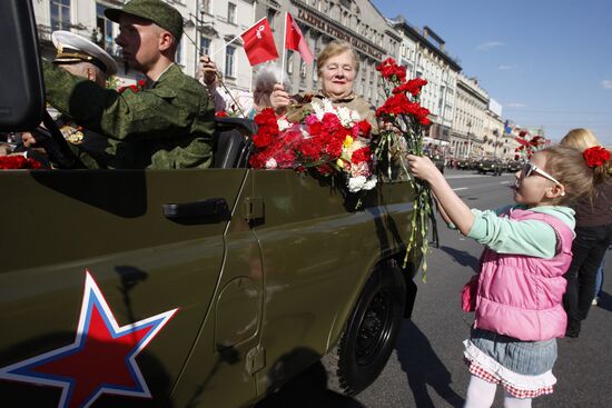 War veterans march along Nevsky Avenue