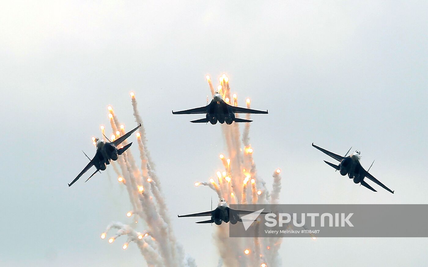 Aviation flying groups "Swifts" and "Russian Knights"