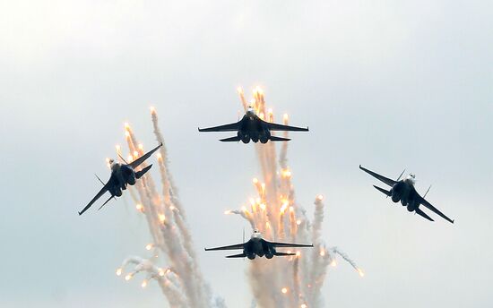 Aviation flying groups "Swifts" and "Russian Knights"