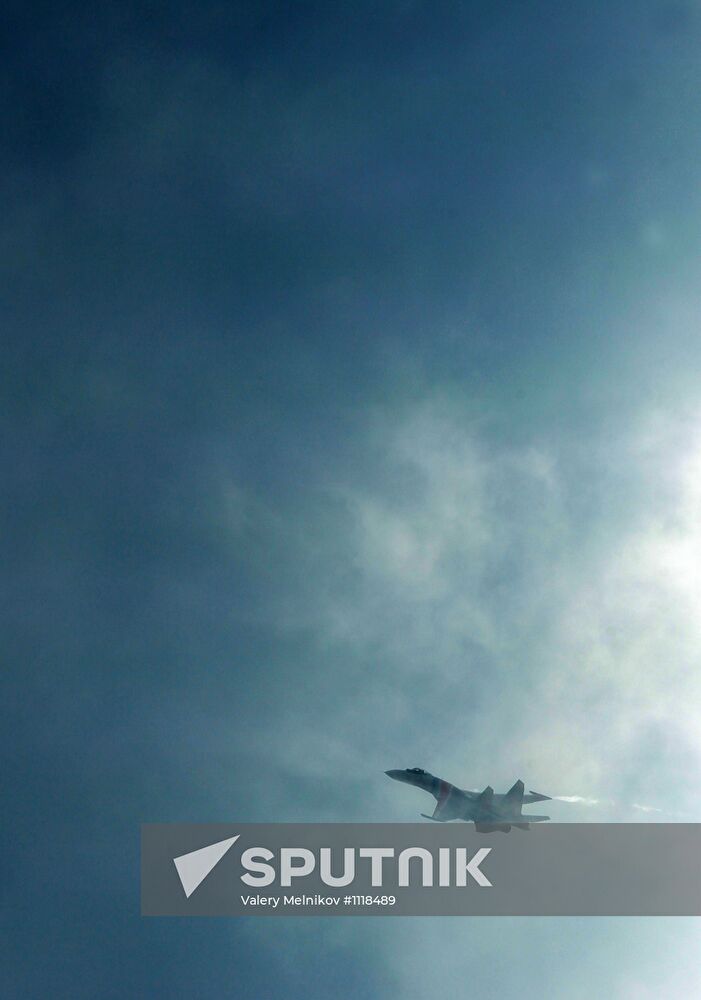 Strizhi and Russian Knights aerobatic teams in flight