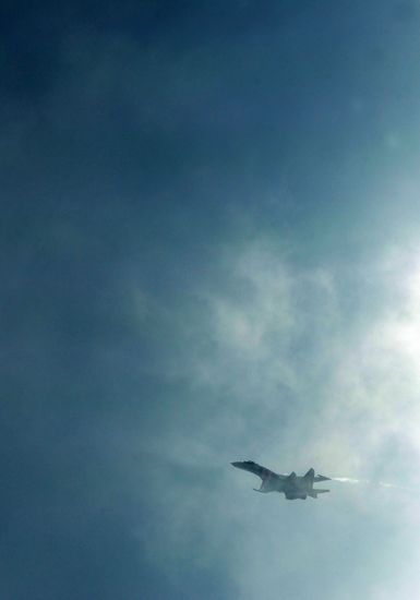 Strizhi and Russian Knights aerobatic teams in flight