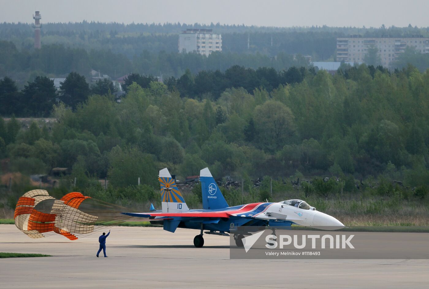 The Swifts and Russian Knights aerobatic teams in flight