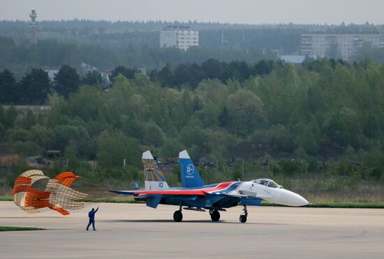 The Swifts and Russian Knights aerobatic teams in flight