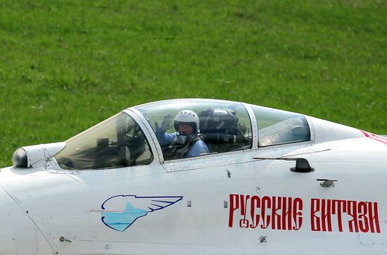 The Swifts and Russian Knights aerobatic teams in flight