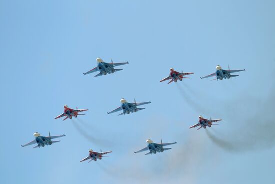 The Swifts and Russian Knights aerobatic teams in flight