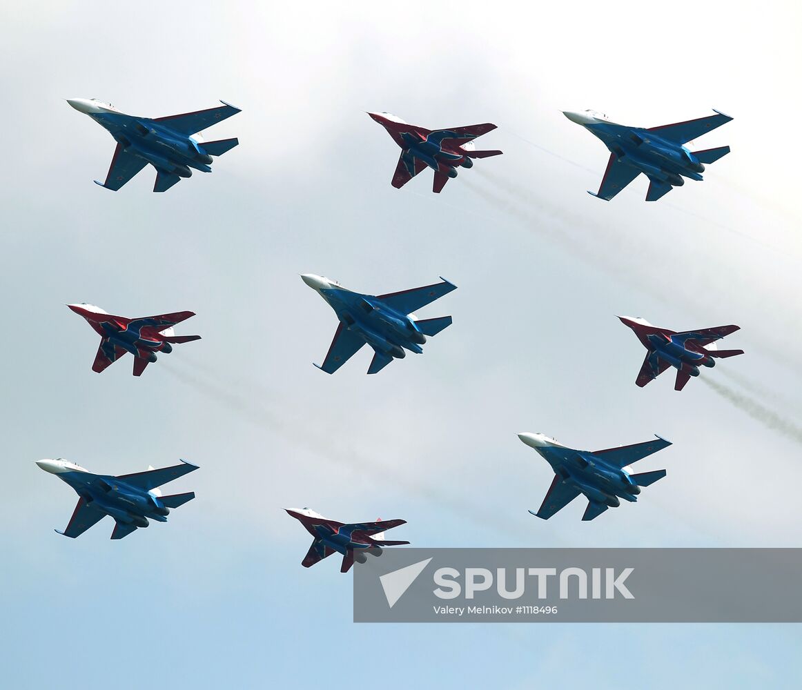 The Swifts and Russian Knights aerobatic teams in flight