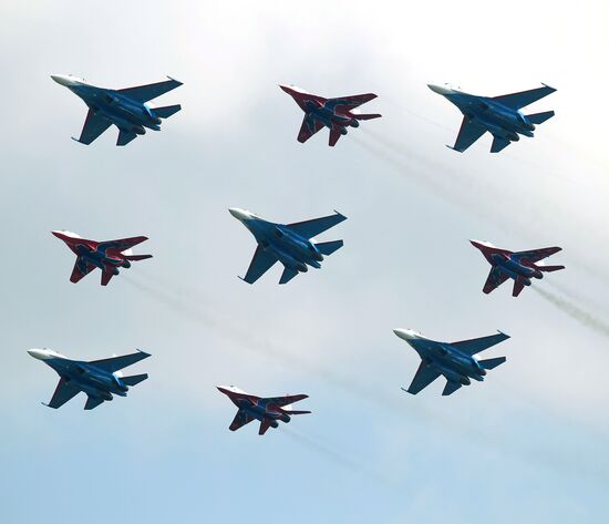 The Swifts and Russian Knights aerobatic teams in flight