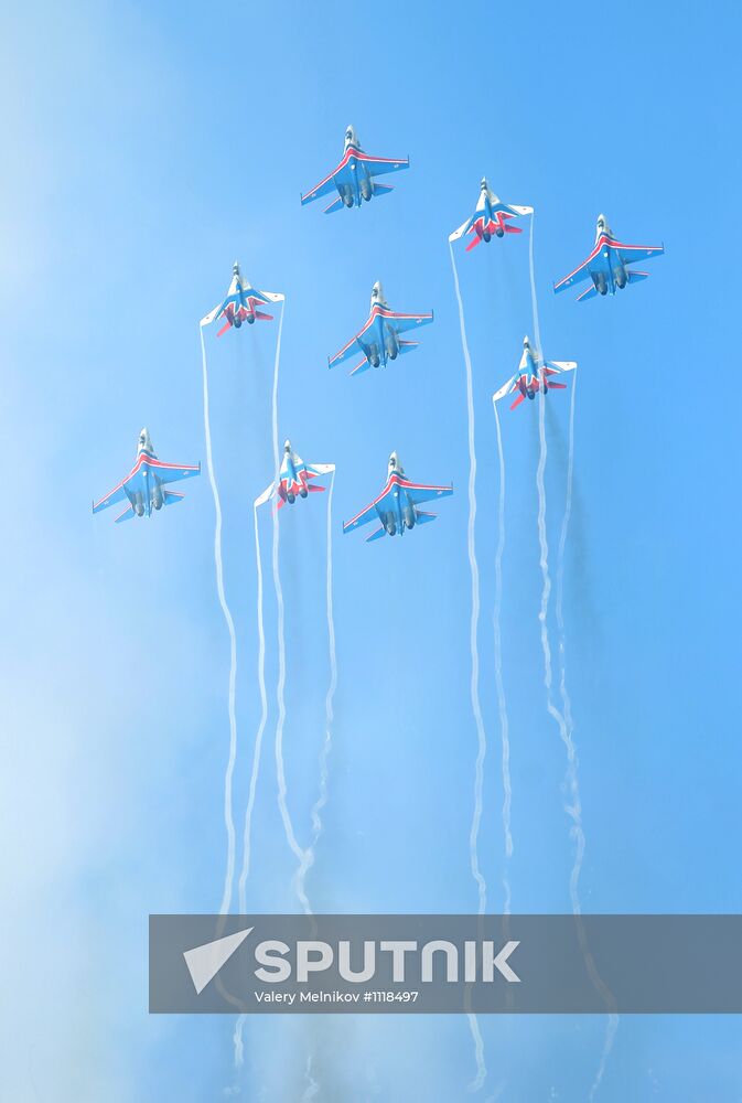The Swifts and Russian Knights aerobatic teams in flight