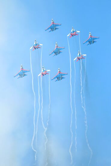 The Swifts and Russian Knights aerobatic teams in flight