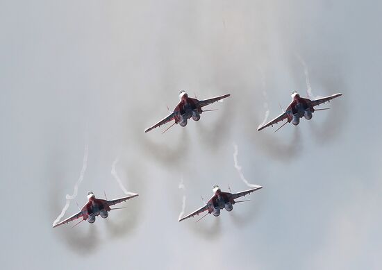 Aviation flying groups "Swifts" and "Russian Knights"