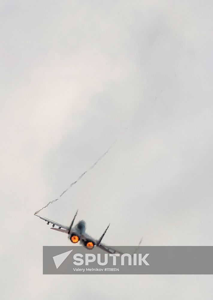 The Swifts and Russian Knights aerobatic teams in flight