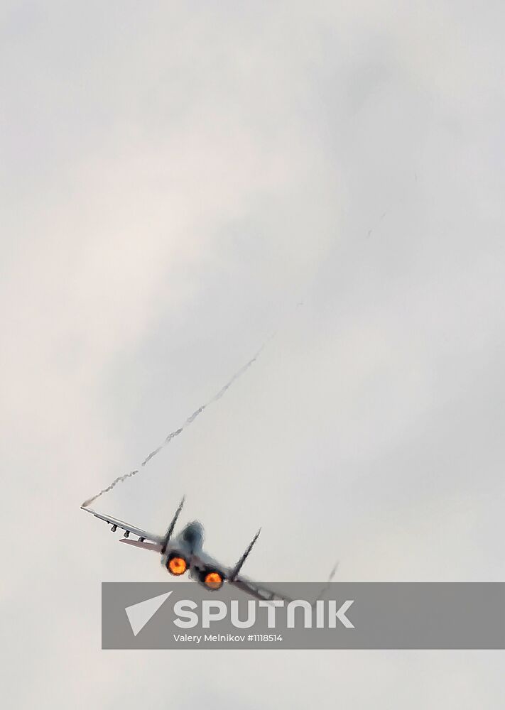 The Swifts and Russian Knights aerobatic teams in flight