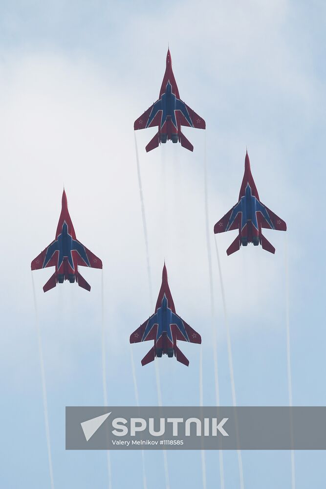 The Swifts and Russian Knights aerobatic teams in flight