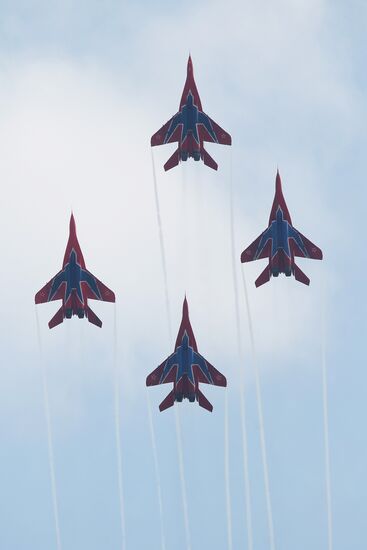 The Swifts and Russian Knights aerobatic teams in flight