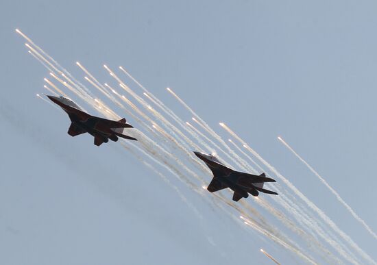 Aviation flying groups "Swifts" and "Russian Knights"