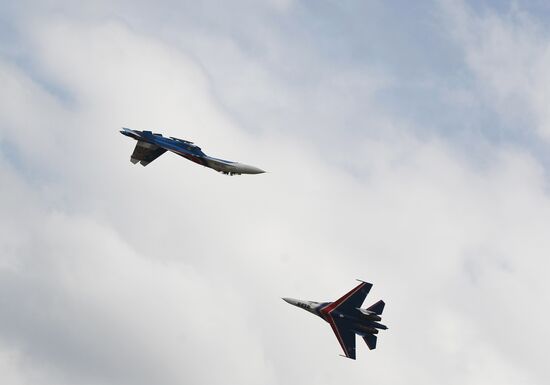 Aviation flying groups "Swifts" and "Russian Knights"