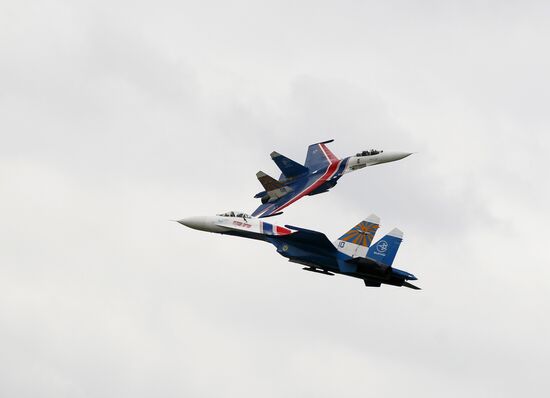 Aviation flying groups "Swifts" and "Russian Knights"