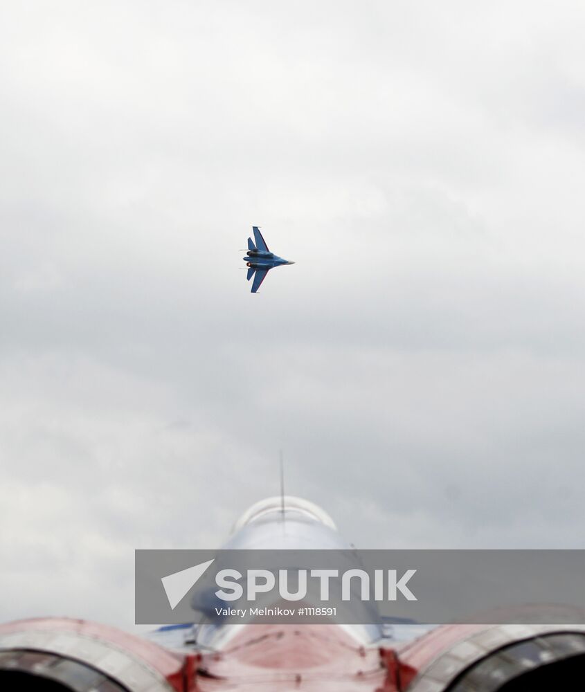 The Swifts and Russian Knights aerobatic teams in flight