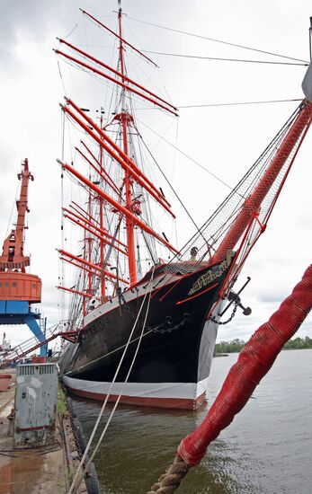 Barque "Sedov" set out on voyage round the world