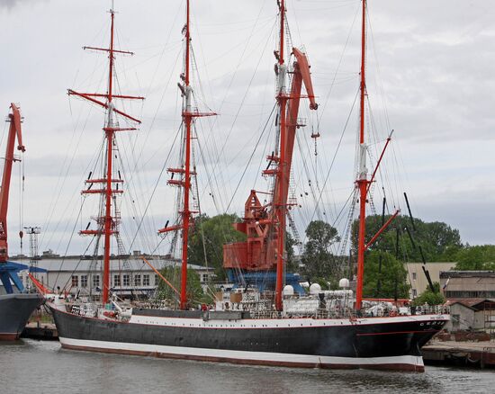 Barque "Sedov" set out on voyage round the world