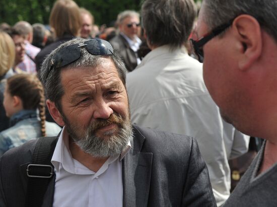 Trial stroll by opposition