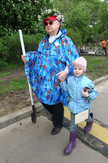 Voluntary community work at Chereshnevy Les Open Art Festival