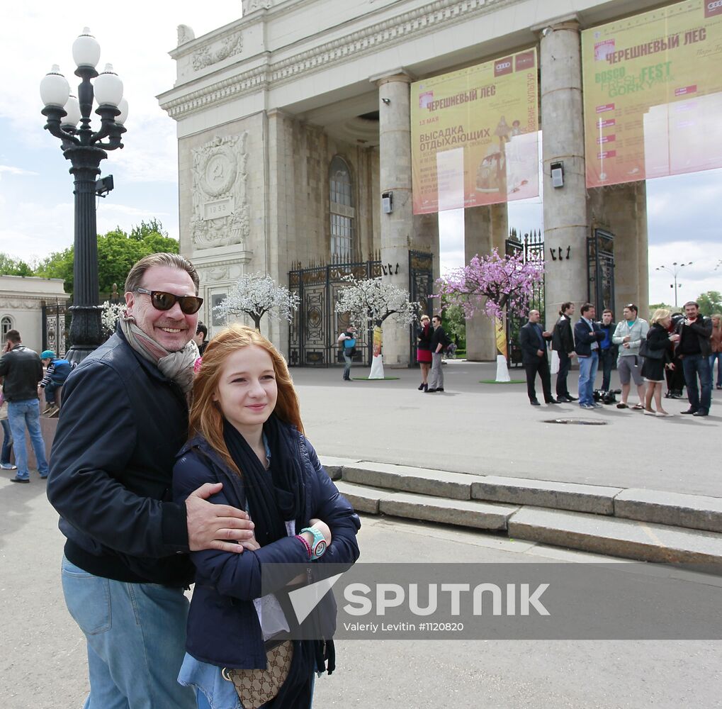Sunday "Cherry Orchard" festival of arts