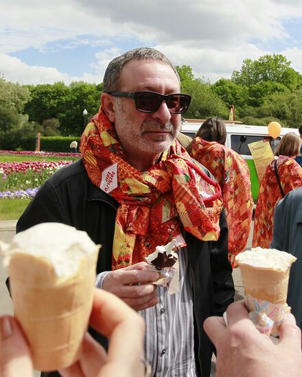 Sunday "Cherry Orchard" festival of arts