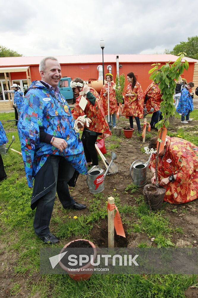 Voluntary community work at Chereshnevy Les Open Art Festival