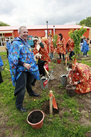 Voluntary community work at Chereshnevy Les Open Art Festival