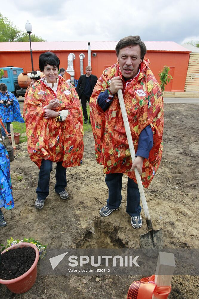 Voluntary community work at Chereshnevy Les Open Art Festival