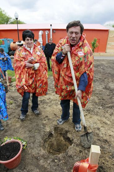 Voluntary community work at Chereshnevy Les Open Art Festival