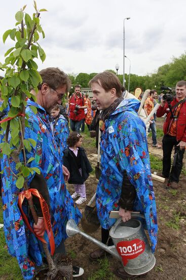 Voluntary community work at Chereshnevy Les Open Art Festival